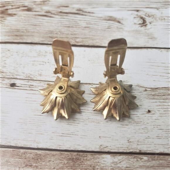 Vintage Clip On Earrings Gold Tone Metal Flower 1" - Picture 4 of 4